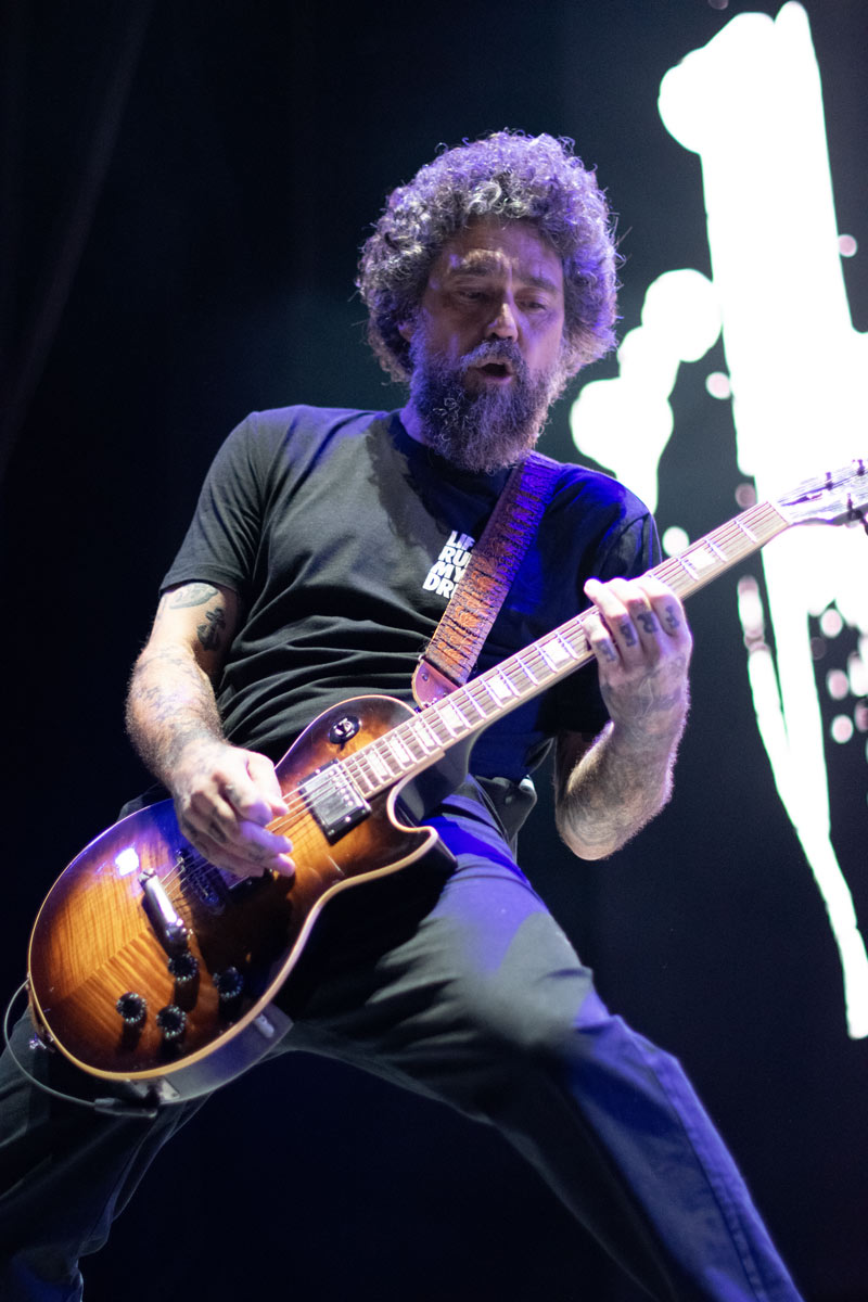 Guitarrista de Hamlet tocando en directo durante un concierto